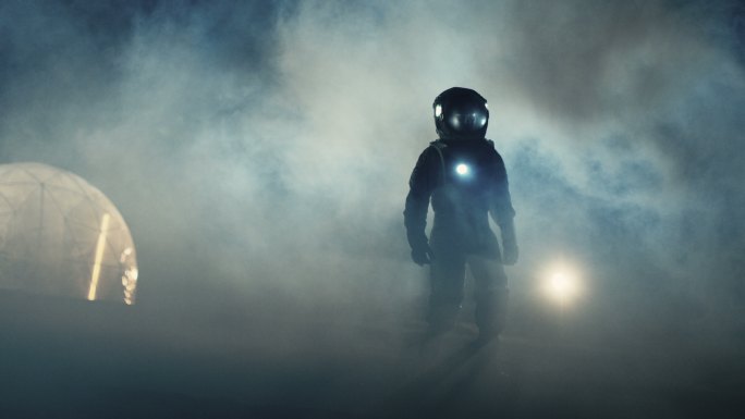 宇航员手持手电筒，探索笼罩在薄雾中的神秘外星
