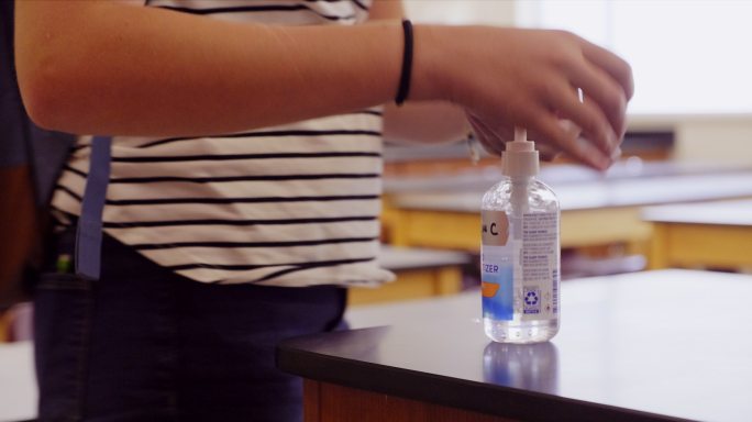 学生使用洗手液消毒液消杀灭菌消毒