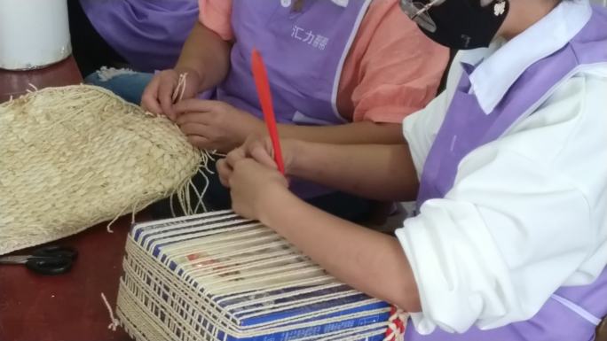 手工编织玉米壳环保产品实拍视频