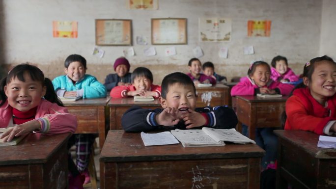 贫困地区的小学生在破旧的教室上课