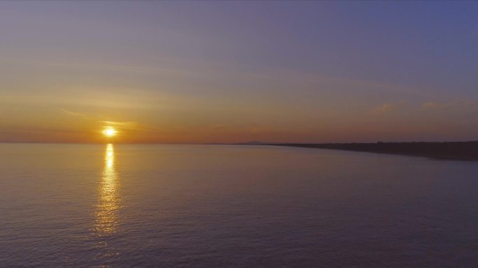 中俄界湖海平面东部最早日出航拍4k