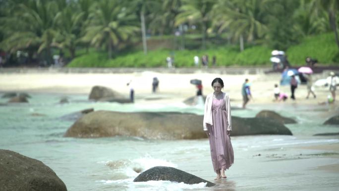 4k升格女生沙滩奔跑戏水