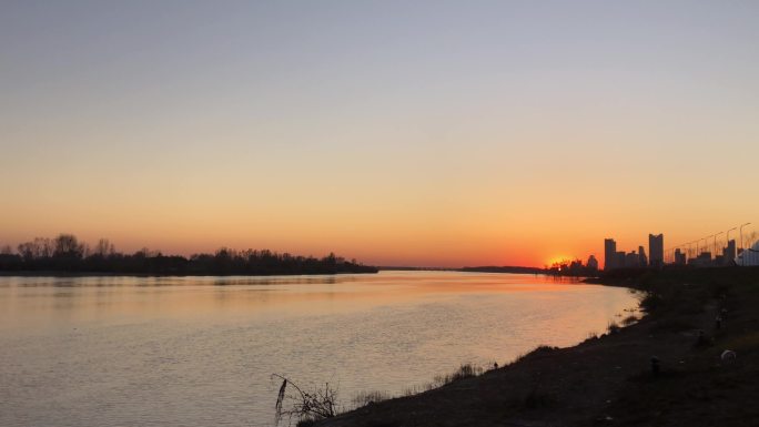 4K实拍夕阳下的城市江边