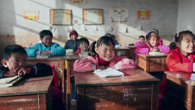 贫困地区的小学生在破旧的教室上课