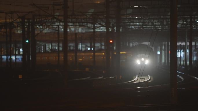 夜晚高铁进站空镜，北京 火车，迎面驶来