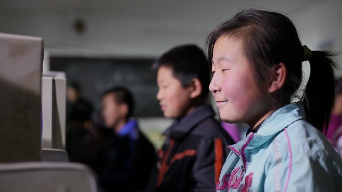 贫困地区的小学生在电脑教室上课