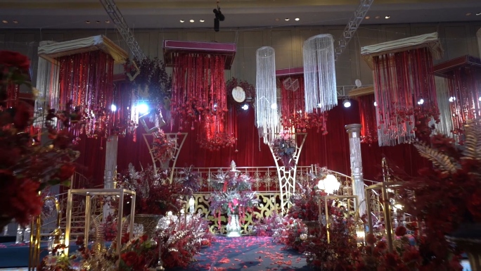 婚礼现场红色空镜花艺布置视频素材