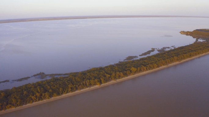 中俄界湖海平面最早日出航拍4k