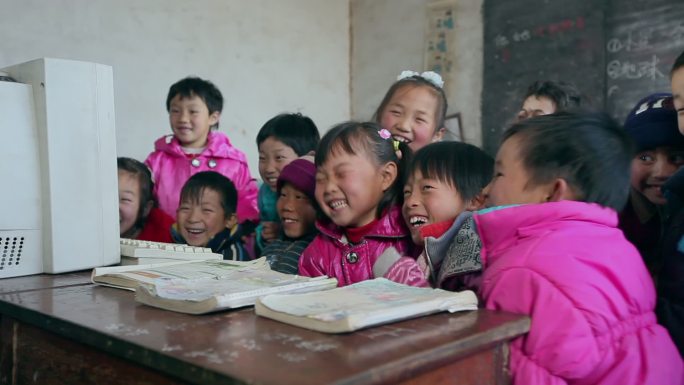 贫困地区的小学生在电脑前远程教学