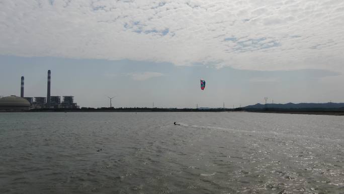 具观赏性和挑战性的水上运动-风筝冲浪03