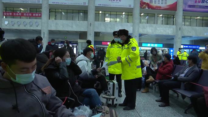 全国交通安全日交警在步行街汽车站宣传