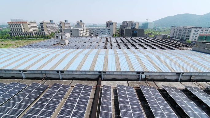 航拍厂房楼顶太阳能光伏发电站
