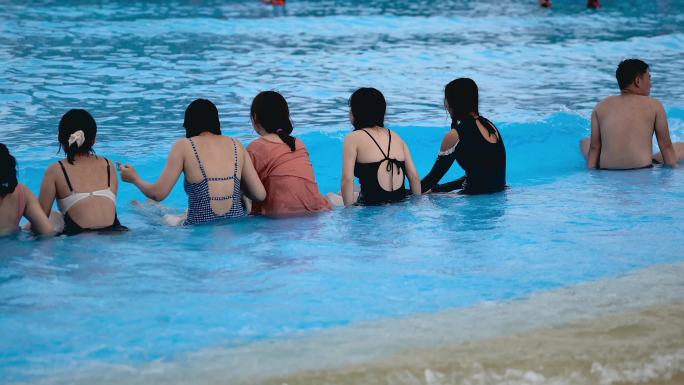 4K女生并排坐冲浪池冲浪空镜