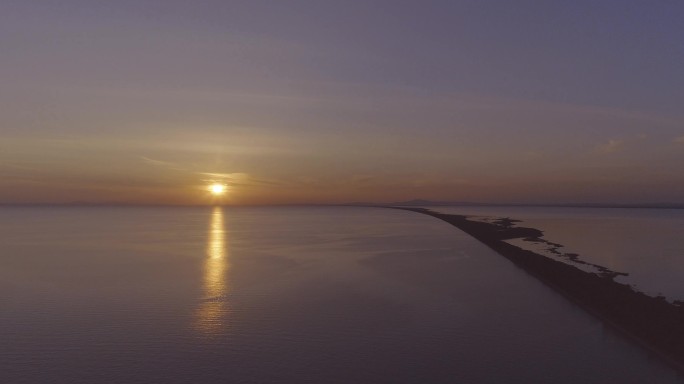 中俄界湖海平面最早日出航拍4k日落