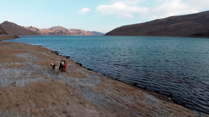 西藏情侣 航拍 西藏 锅庄舞 羊湖