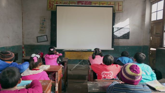 贫困地区的小学生在破旧的教室上课 投影
