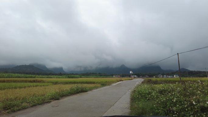 乡村风景乡村小路拖拉机农用车