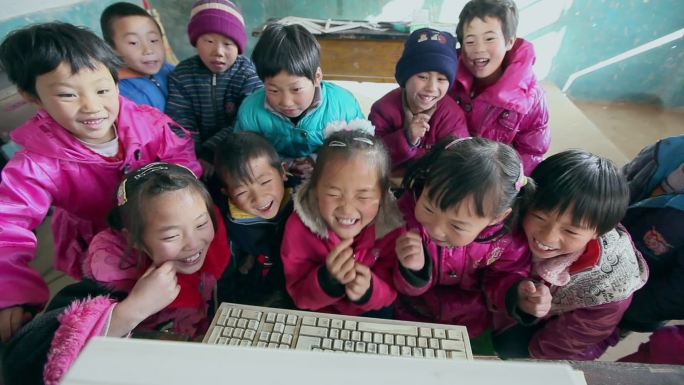 贫困地区的小学生在电脑前远程教学