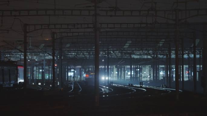 夜晚高铁，出站，慢镜头特写