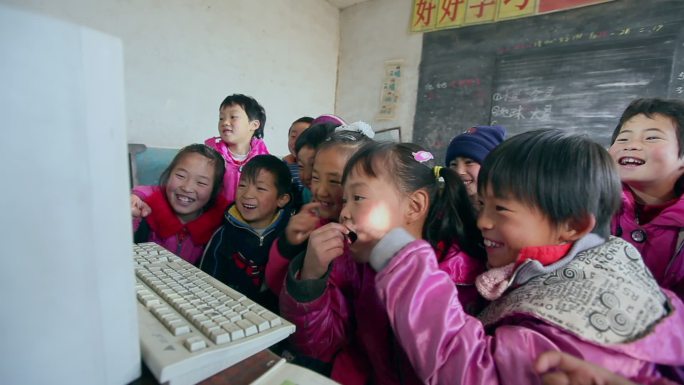 贫困地区的小学生在电脑前远程教学