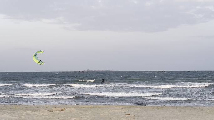 具观赏性和挑战性的水上运动-风筝冲浪01