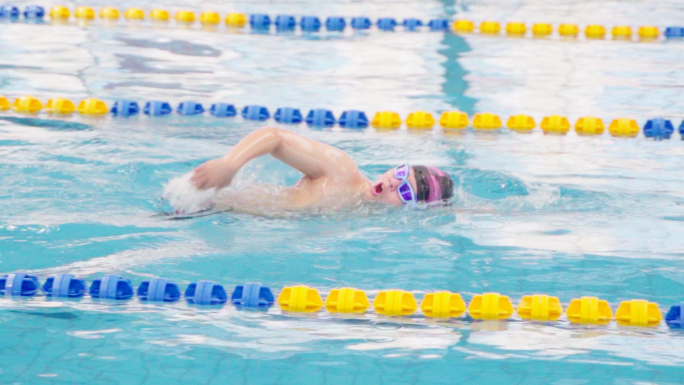 游泳运动员参加比赛