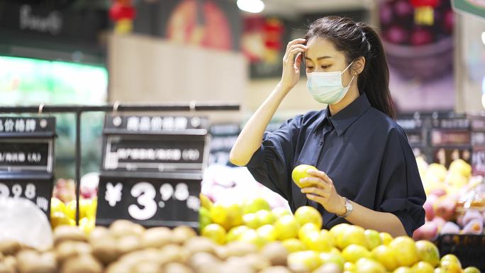 青年女性戴口罩在生鲜超市购物