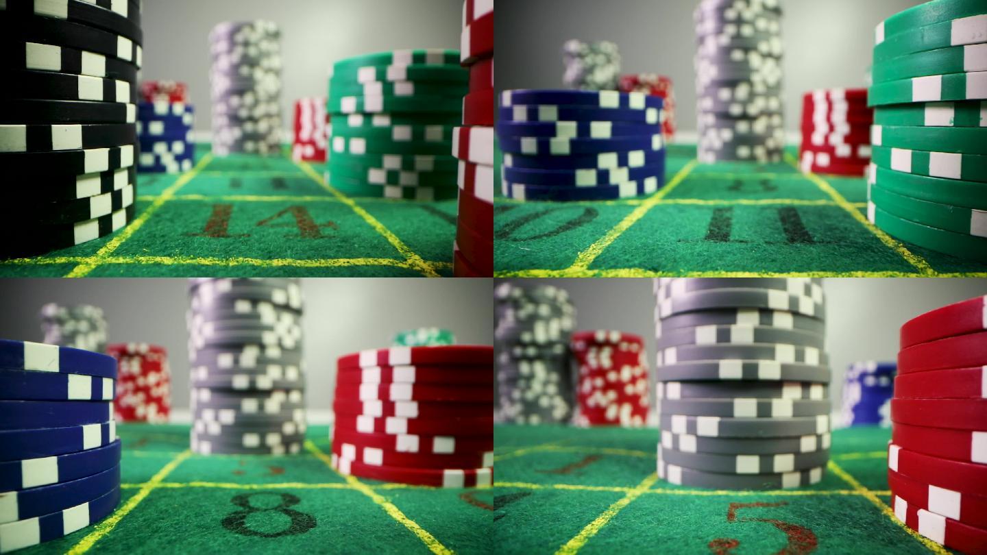赌场赌博筹码在轮盘赌绿毡桌上。