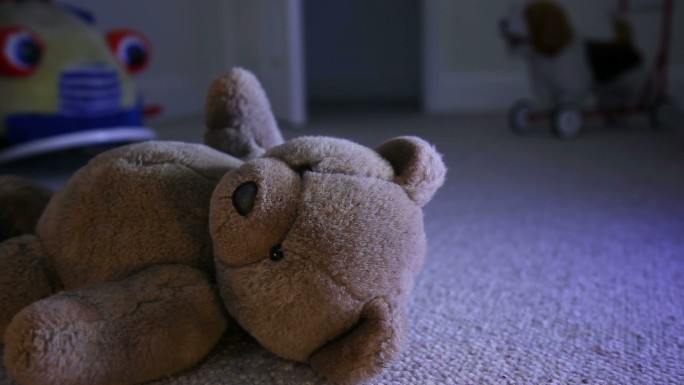 躺在地上的泰迪熊孩子儿童婚姻破裂离婚留守