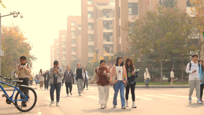 大学延时拍摄 秋天人们匆匆脚步 下课后