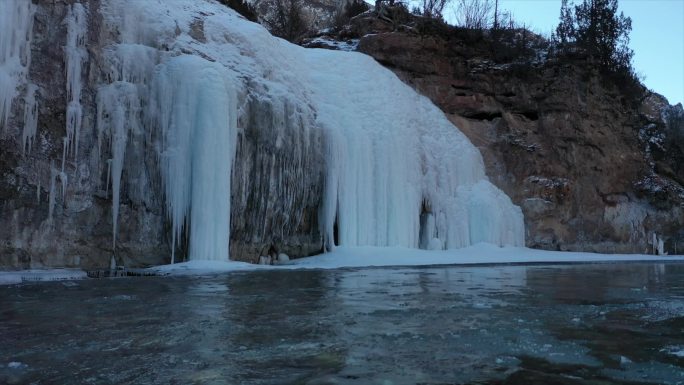 河流冰川 消融的冰块 冰柱子