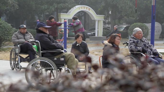 社区居民广场老年人坐轮椅聊天