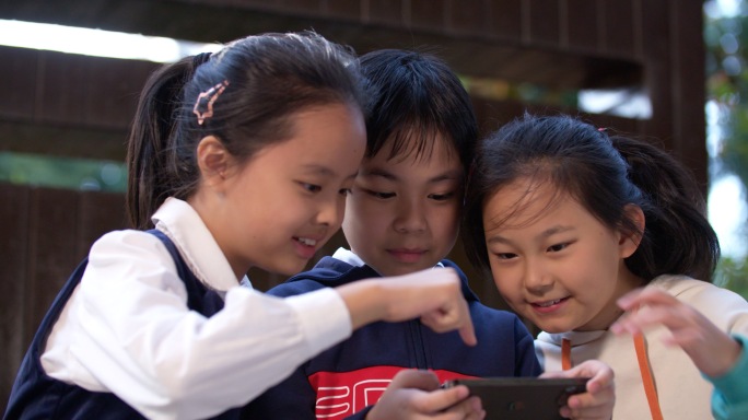 小学生 小学生看手机 近视 小学双减政策