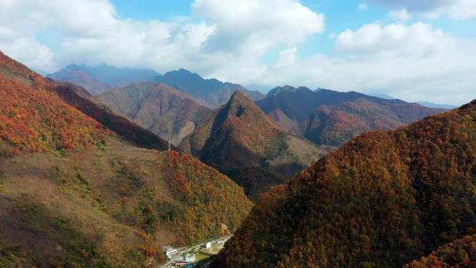 大山里的小县城航拍