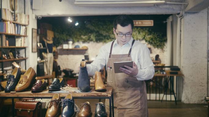 亚洲男鞋店工人在男装鞋店安排展示