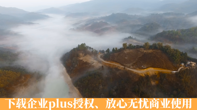 云雾山村视频晨雾中西南少数民族村寨道路