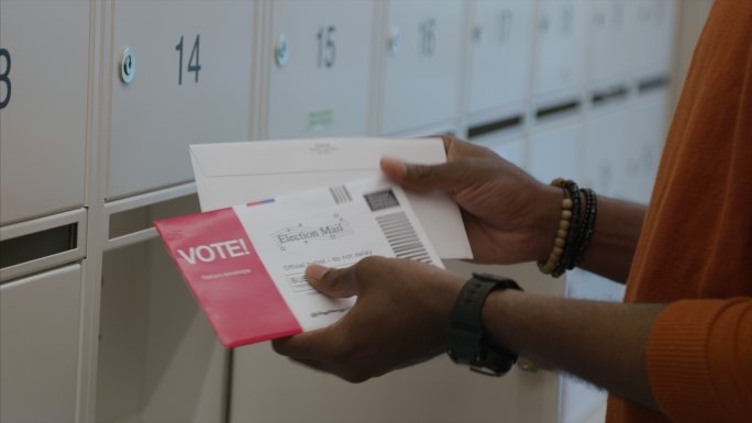美国总统选举中一名美国人在投票中收到邮件