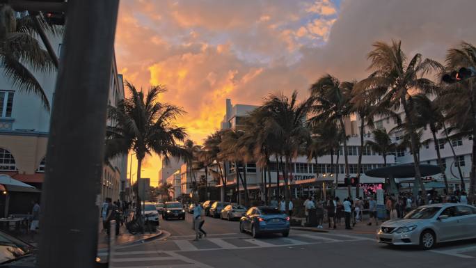 迈阿密海滩城市街道上的行人和汽车