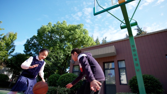 小学生小学生打篮球 体育课 双减政策