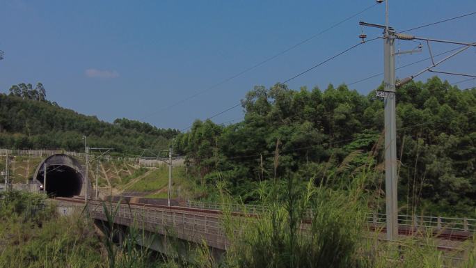 高铁动车驶出隧道