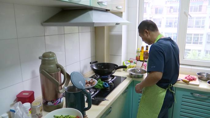 疫情期间市民在家做饭做菜自给自足