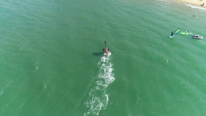 4K航拍海口假日海滩海上帆船快艇