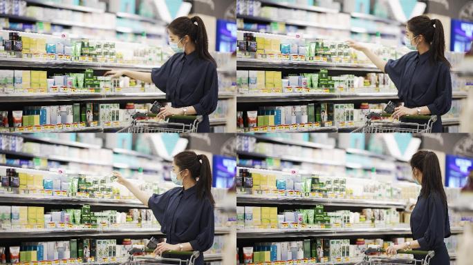 年轻女性在超市选购化妆品