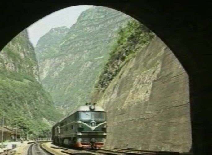 90年代火车从铁轨驶过