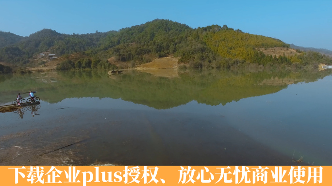 倒影视频中国西南农村里的湖水倒影骑车游客
