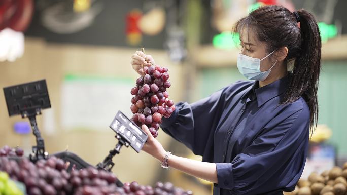 青年女性戴口罩在生鲜超市购物