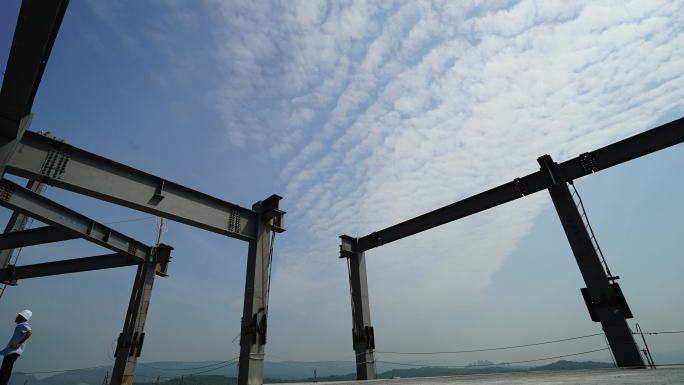 蓝天白云下的建筑工地吊装钢结构延时摄影