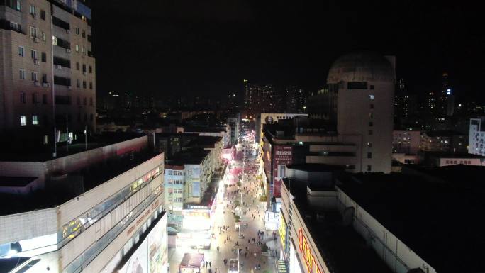 航拍青岛台东步行街夜景人流