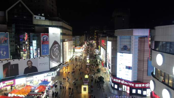 航拍青岛台东步行街夜景人流