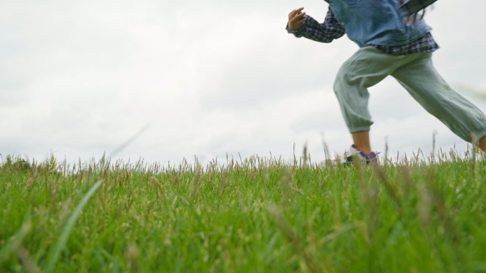 绿色草地奔跑的小孩慢动作